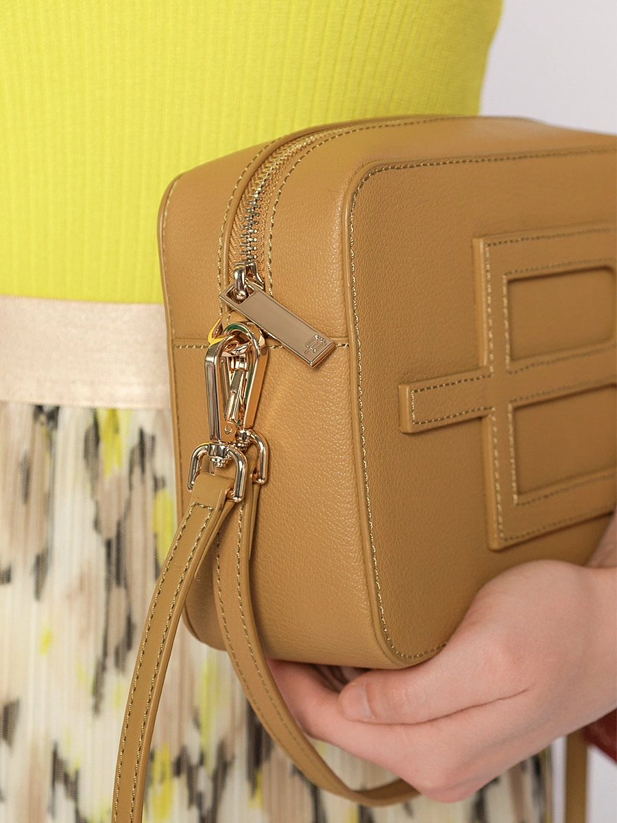 Сумка-кроссбоди горчичного цвета с фирменной нашивкой